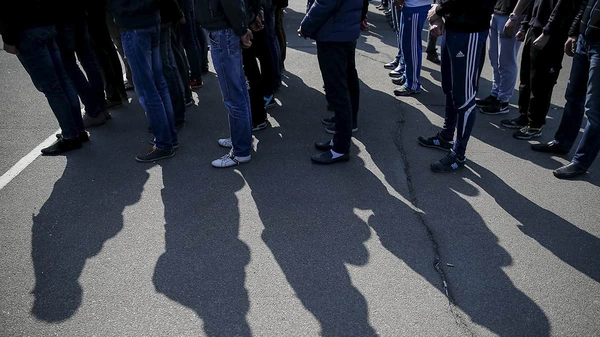 Украинские призывники выстраиваются в шеренгу во время церемонии, посвященной первой партии призывников в украинскую армию, на плацу перед военкоматом в Киеве. Фото: Gleb Garanich / Reuters / Scanpix