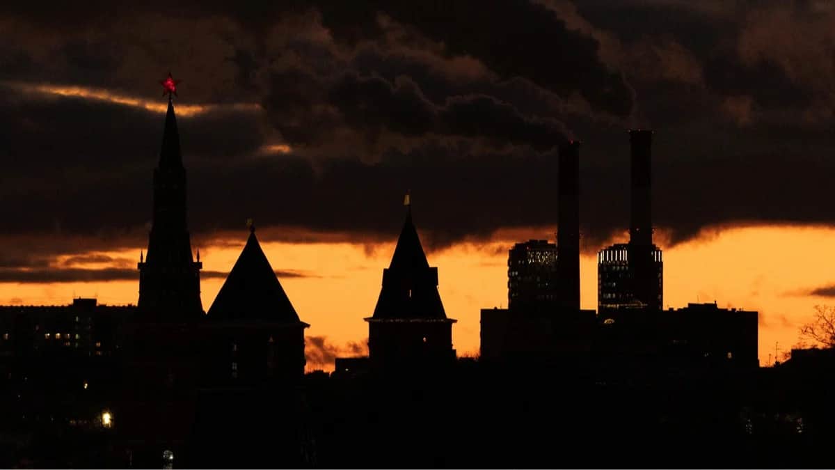 Башни Кремля на фоне заката, Москва, 15 ноября 2025 года. Фото: Рамиль Ситдиков / Reuters / Scanpix / LETA