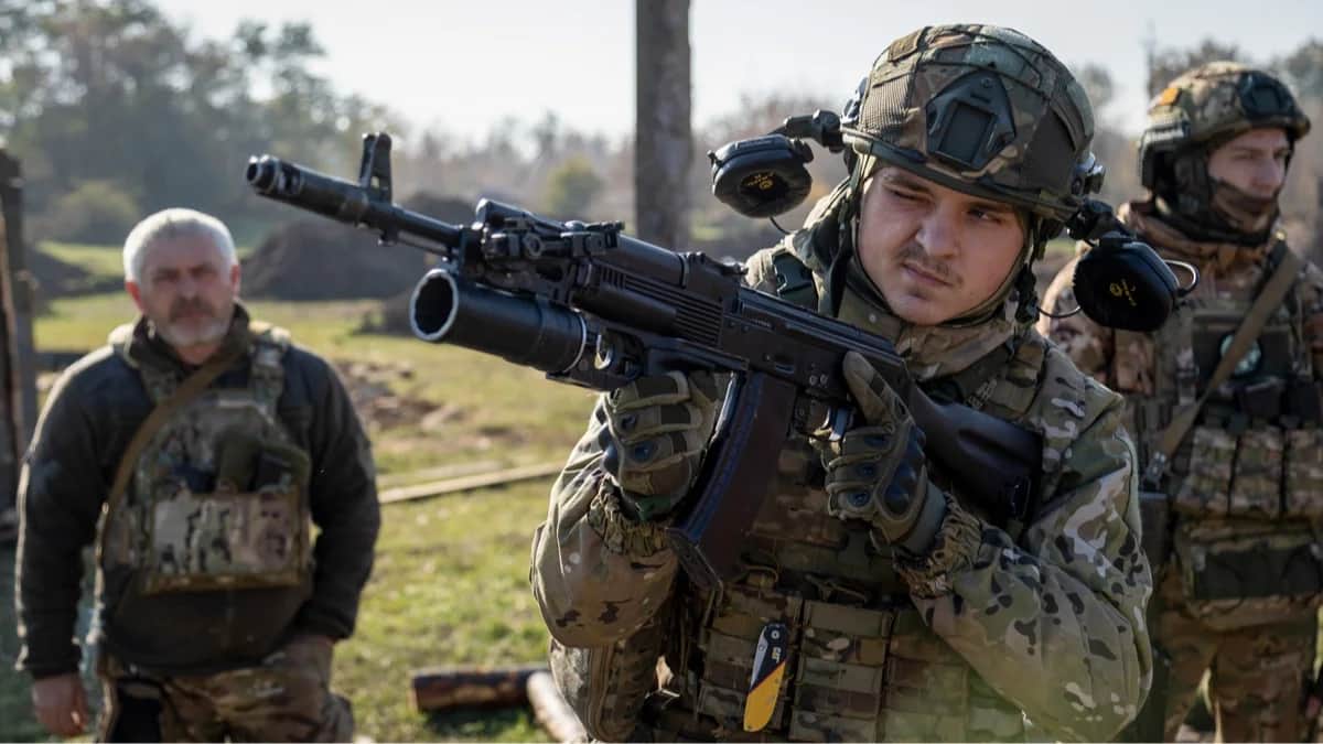 Украинский военнослужащий осматривает винтовку во время военных учений на позиции у линии фронта, Донецкая область, Украина, 16 октября 2023 года Фото: Yakiv Liashenko / EPA