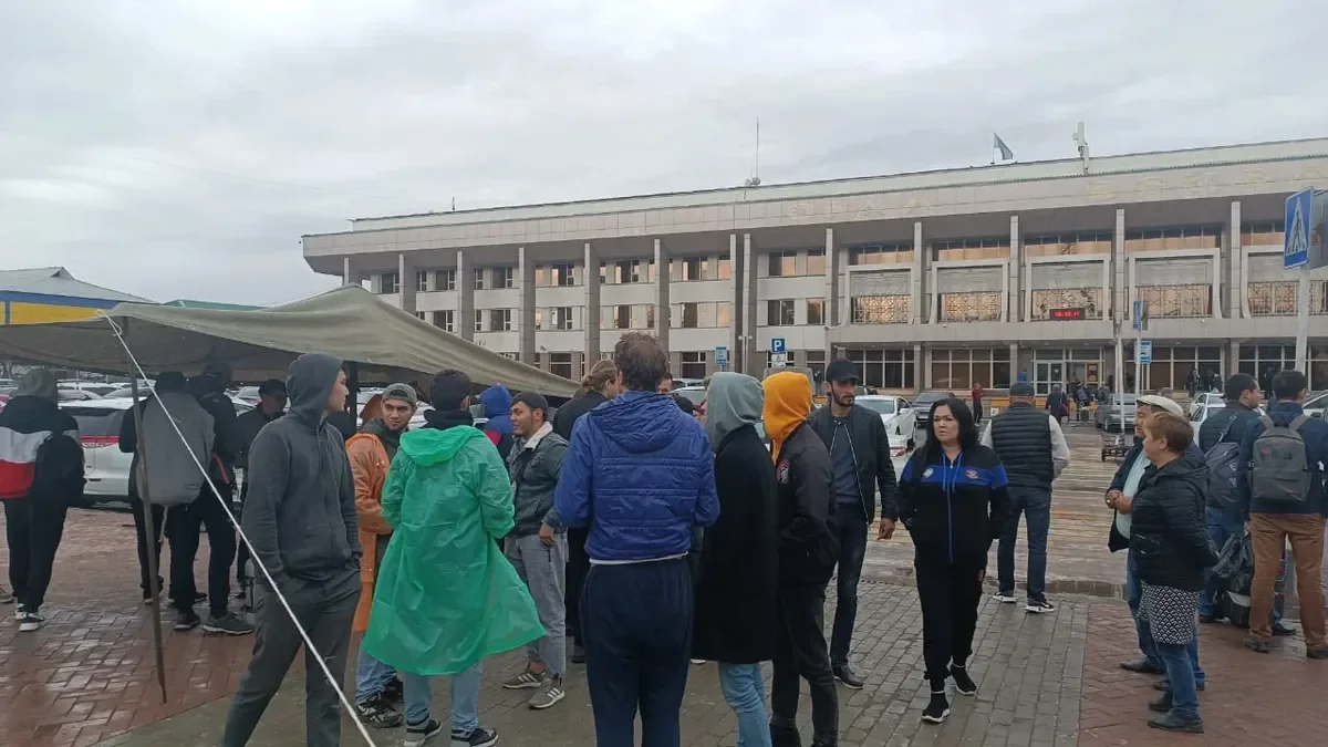 Russians at the rail station square in Oral. Photo by Lukpan Akhmedyarov for Novaya Gazeta. Europe