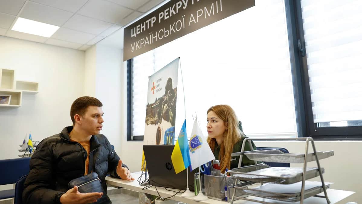 Пункт набора в украинскую армию в Днепре, 20 марта 2024 года. Фото: Valentyn Ogirenko / Reuters / Scanpix / LETA