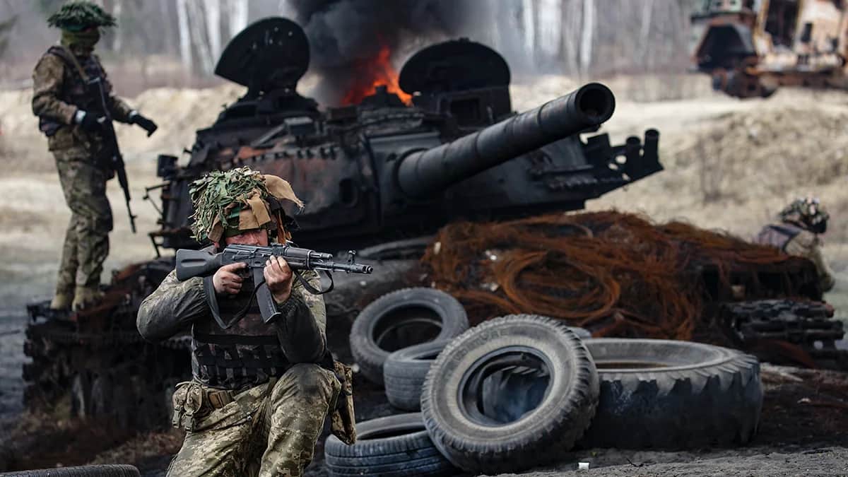 Украинские военные отрабатывают штурмовые тактики на военном полигоне перед контрнаступлением, 22 марта 2023 года. Фото: Дмитрий Ларин / Global Images Ukraine / Getty Images