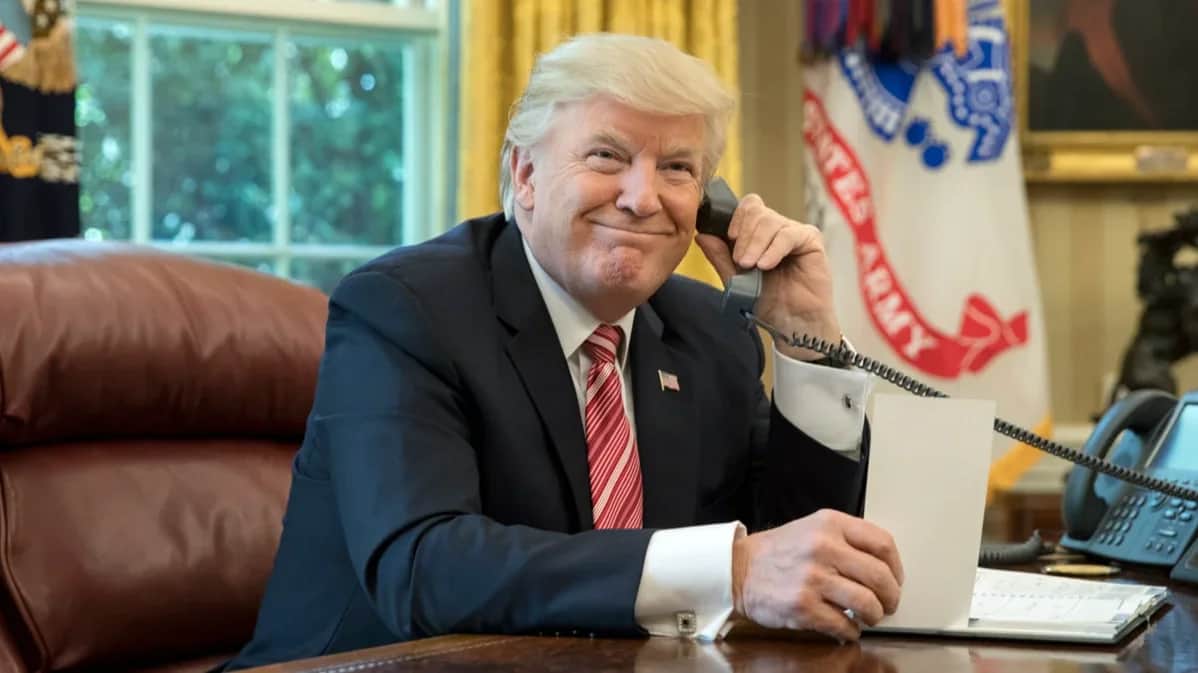 US President Donald Trump talks on the phone in the Oval Office on 27 June 2017. Photo: Michael Reynolds / EPA