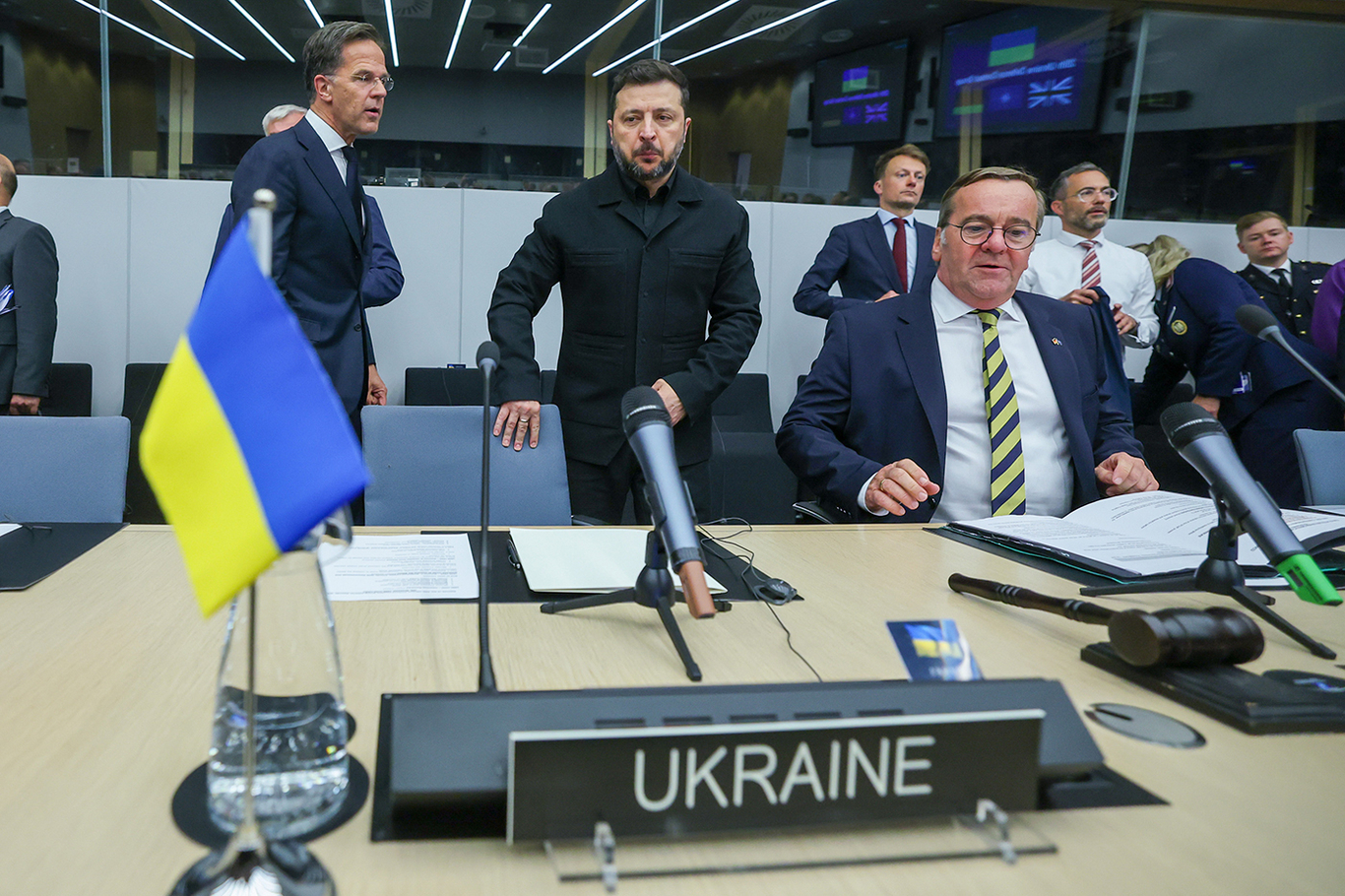 Министр обороны Германии Борис Писториус приветствует президента Украины Владимира Зеленского перед заседанием Контактной группы по обороне Украины в штаб-квартире Альянса в Брюсселе, Бельгия, 18 июня 2026 года. Фото: Olivier Hoslet / EPA