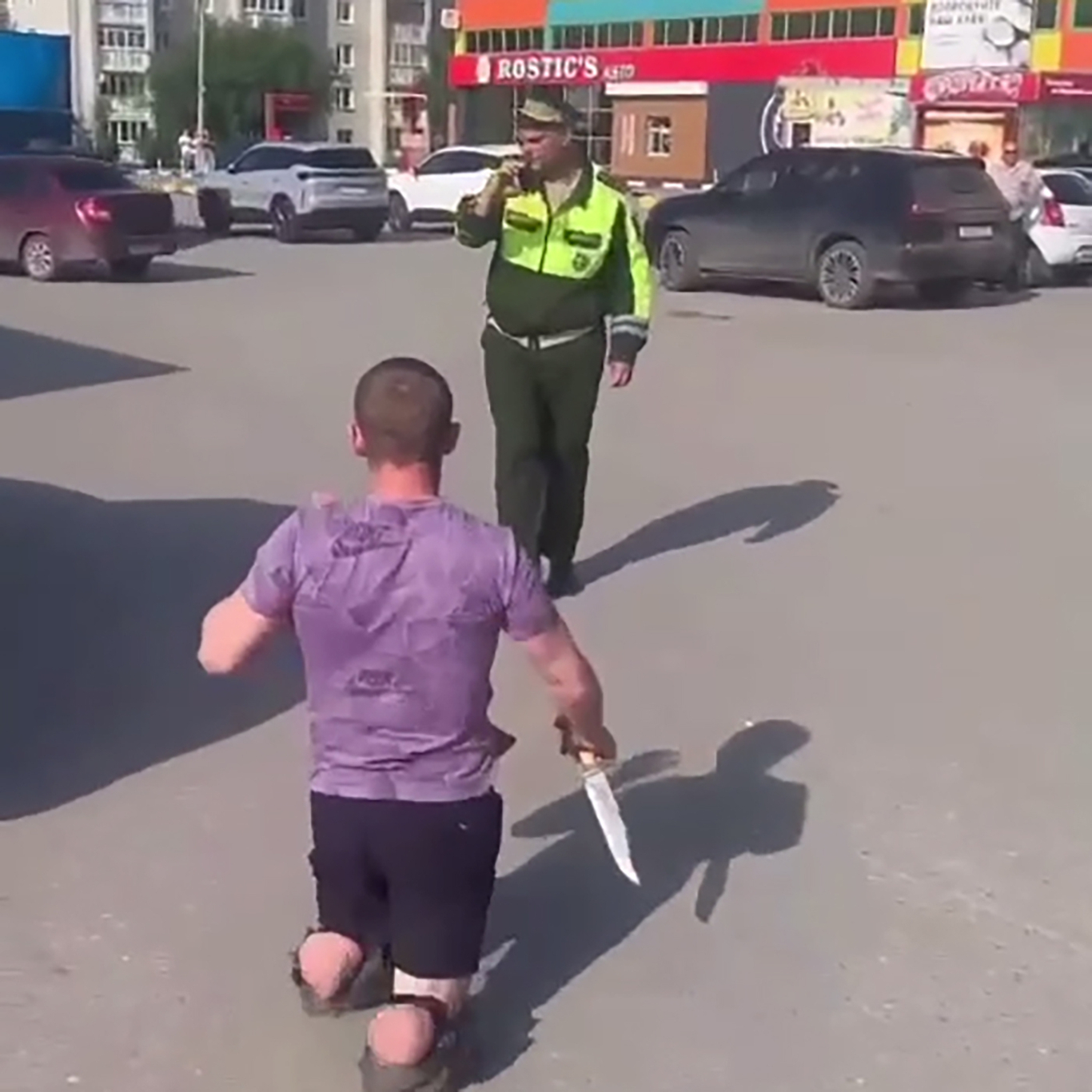 В городе Кузнецке Пензенской области бывший участник войны в Украине на инвалидной коляске обматерил военных полицейских, которые проводили мобилизационные рейды на мужчин. Источник: Telegram / Пенза Новости live