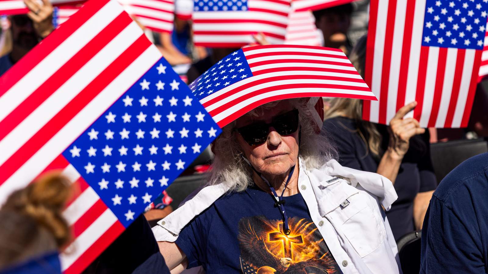 Посетители на концерте по случаю открытия ярмарки Freedom 250 Great American State Fair на Национальной аллее в Вашингтоне, округ Колумбия, США, 24 июня 2026 года. Фото: Jim Lo Scalzo / EPA<br>