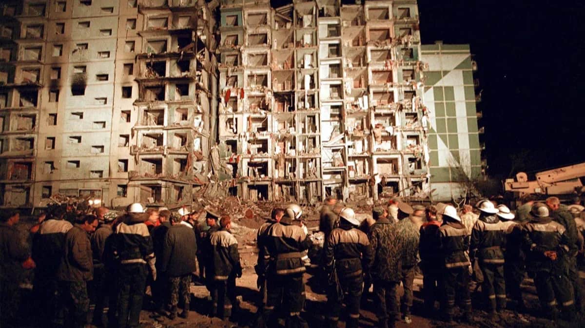 Rescuers and firefighters outside a bombed apartment building in the southern Russian city of Volgodonsk, 16 September 1999. Photo: Yury Kochetkov / EPA PHOTO / VK