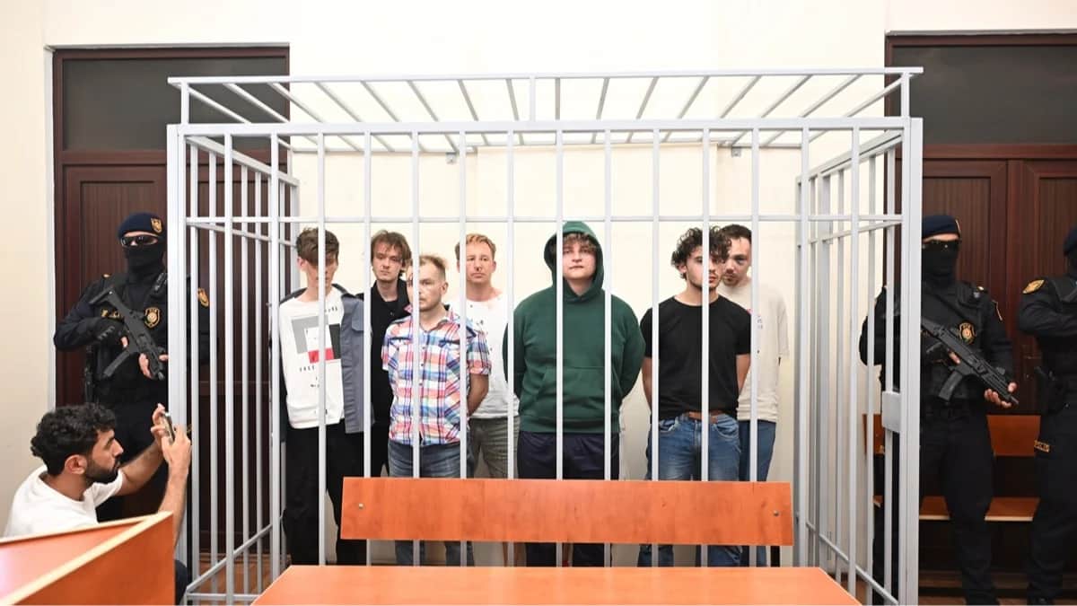 Задержанные в Азербайджане россияне в здании суда, Баку, 1 июля 2025 года. Фото: <a href="https://azertag.az/xeber/rusiya_vetendaslarindan_ibaret_iki_mutesekkil_cinayetkar_destenin_uzvleri_baresinde_hebs_qetimkan_tedbiri_sechilib_yenilenib_video-3637139" target="_blank">Azertag</a><br>