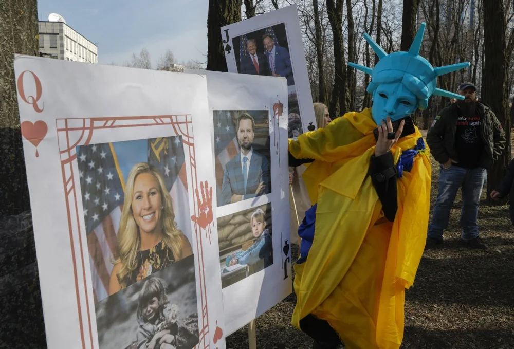 A protest against the Trump administration’s policy on Ukraine outside the US Embassy in Kyiv, 8 March 2025. Photo: EPA-EFE/SERGEY DOLZHENKO