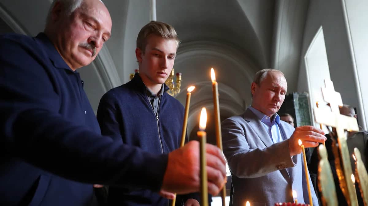 Александр и Николай Лукашенко с Владимиром Путиным ставят свечи во время посещения Спасо-Преображенского собора Валаамского монастыря, 17 июля 2019 года. Фото: Михаил Метцель / Спутник / Kremlin / EPA-EFE