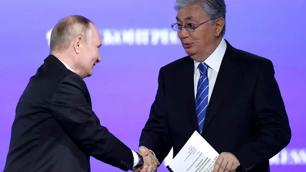 Президент РФ Владимир Путин и президент Казахстана Касым-Жомарт Токаев на пленарном заседании XXV Петербургского международного экономического форума. Фото: kremlin.ru