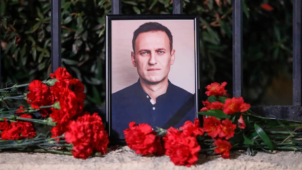 Flowers and a portrait of Alexey Navalny left in front of the Russian Embassy in Tbilisi, Georgia, 16 February 2024. Photo: EPA-EFE / DAVID MDZINARISHVILI