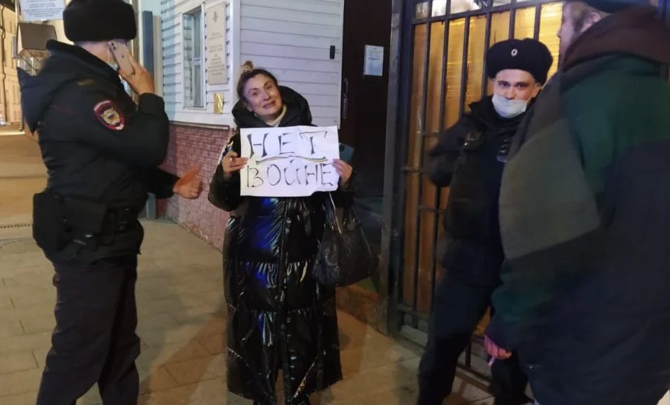 The inscription on the sheet: "no war". Photo from personal archive