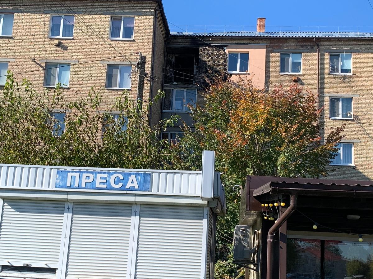 Российский танк выстрелил в квартиру на пятом этаже. Фото: Ольга Мусафирова, «Новая газета Европа»