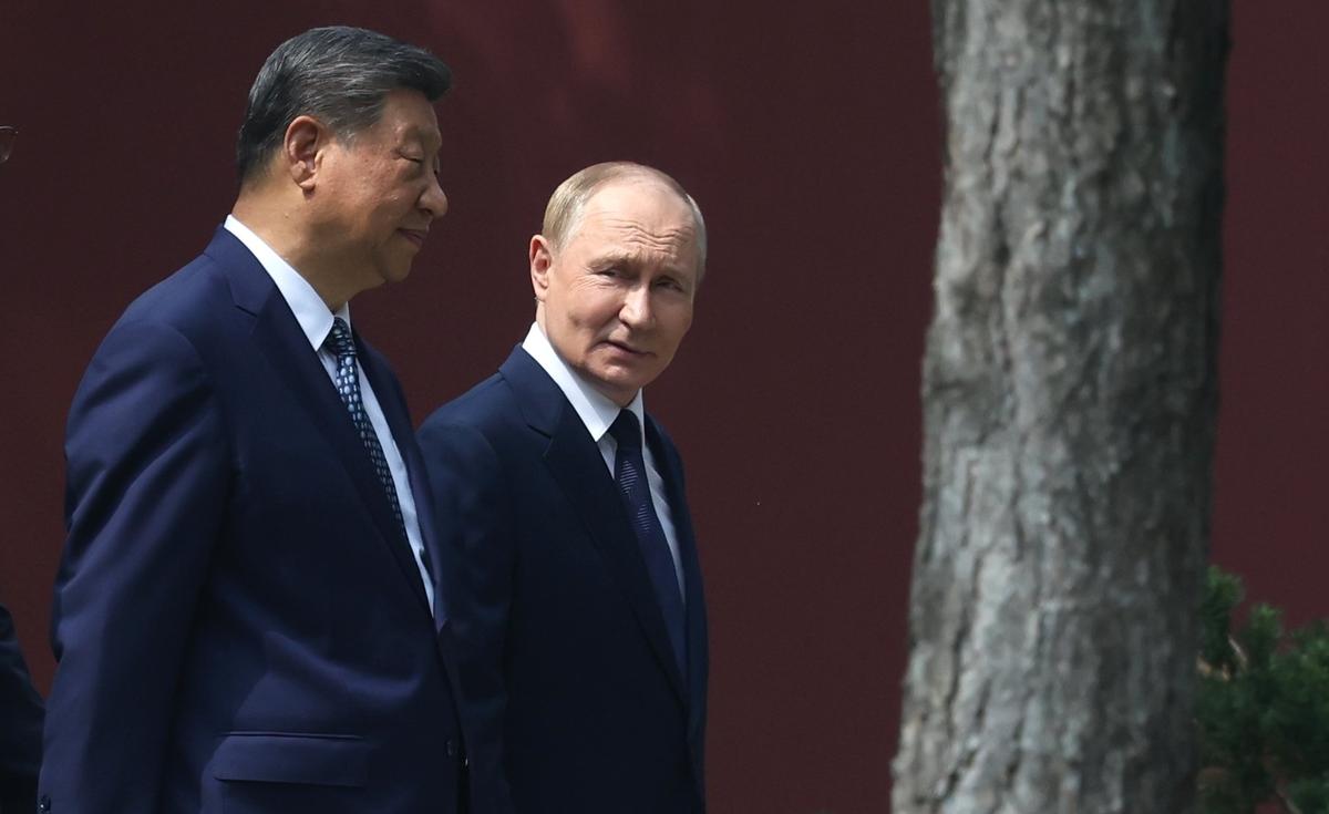 Chinese President Xi Jinping and Vladimir Putin walk in the grounds of Xi’s Zhongnanhai residence in Beijing, China, 2 September 2025. Photo: EPA/ALEXANDER KAZAKOV/SPUTNIK/KREMLIN
