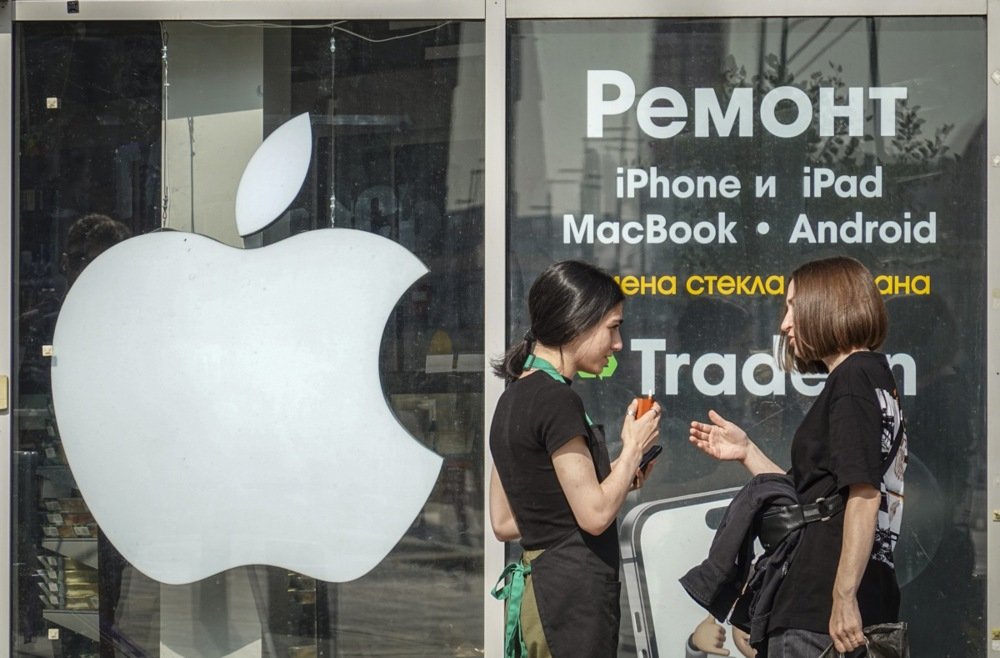 Women talk in front of a window with the Apple company logo and the inscription Repair in Moscow, Russia, 06 September 2023. Photo: EPA-EFE/YURI KOCHETKOV