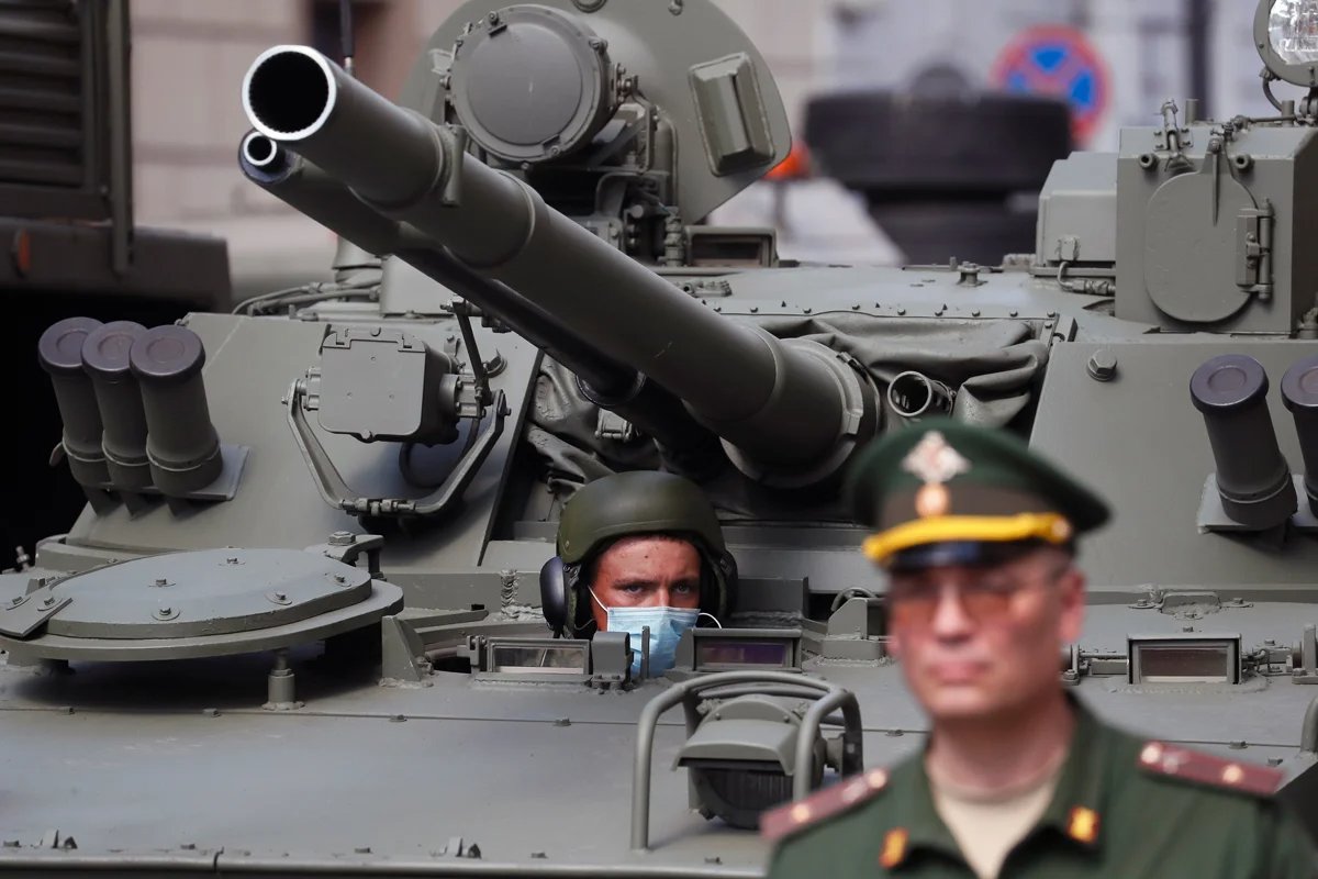 Russian servicemen rehearsing for a military parade on Palace Square in St. Petersburg on 18 June 2020. Photo: Anatoly Maltsev / EPA-EFE