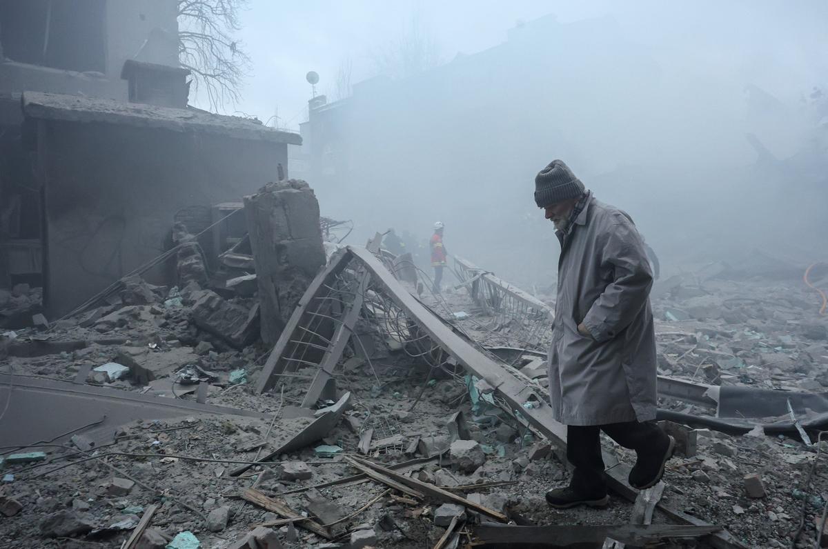 A man walks through the rubble after a Russian strike on a residential area in Kharkiv, northeastern Ukraine, 2 January 2026. Photo: EPA / Sergey Kozlov