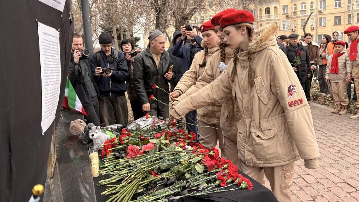 Астраханские школьники возложили цветы в память о погибшем аятолле Али Хаменеи