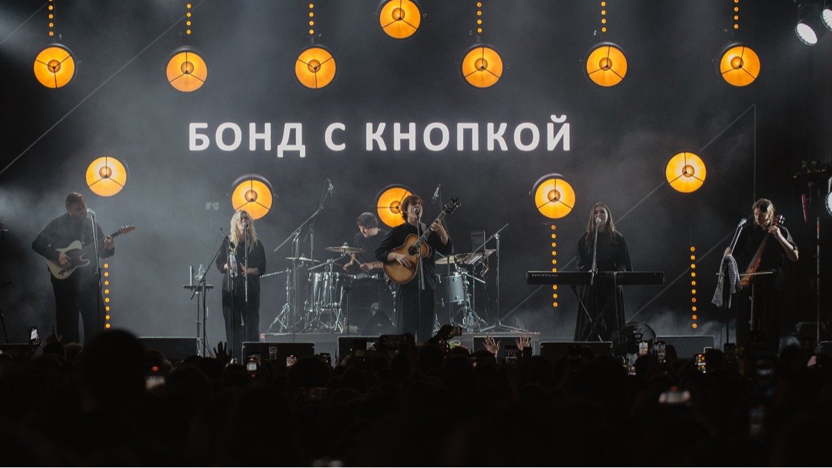 Почему все снова и снова говорят о группе «Бонд с Кнопкой»?