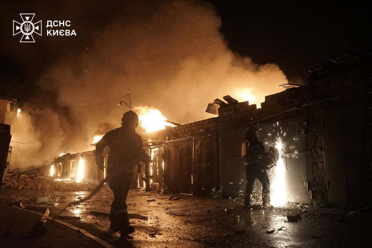 Firefighters at the scene of a Russian airstrike in Kyiv, Ukraine, 24 April 2025. Photo: State Emergency Service of Ukraine