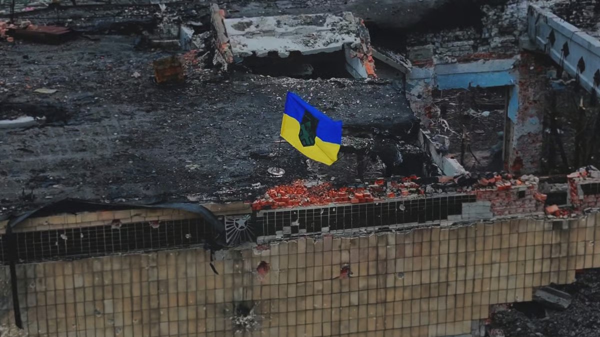 The flag raised by Ukrainian soldiers on the Kupyansk city administration building. Photo:  Khartiya Corps