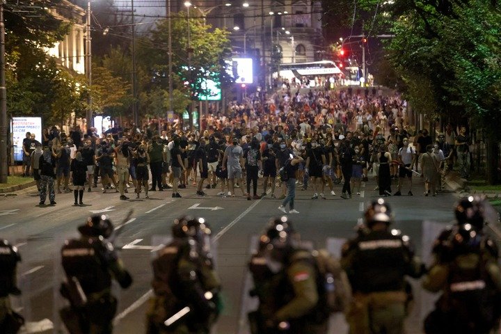 A stand-off between anti-government protestors and riot police in Belgrade, Serbia, 15 August 2025. Photo: EPA / ANDREJ CUKIC