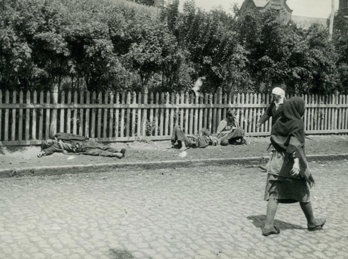 Голодные крестьяне на улице в Харькове во время Голодомора, 1933 год. Фото из выставки «Famine in the Soviet Ukraine, 1932–1933», Гарвардский университет. Источник: Alinerawer / Wikimedia