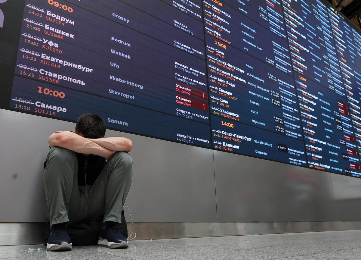 A passenger contends with flight disruptions at Moscow’s Sheremetyevo Airport, 7 July 2025. Photo: EPA / YURI KOCHETKOV