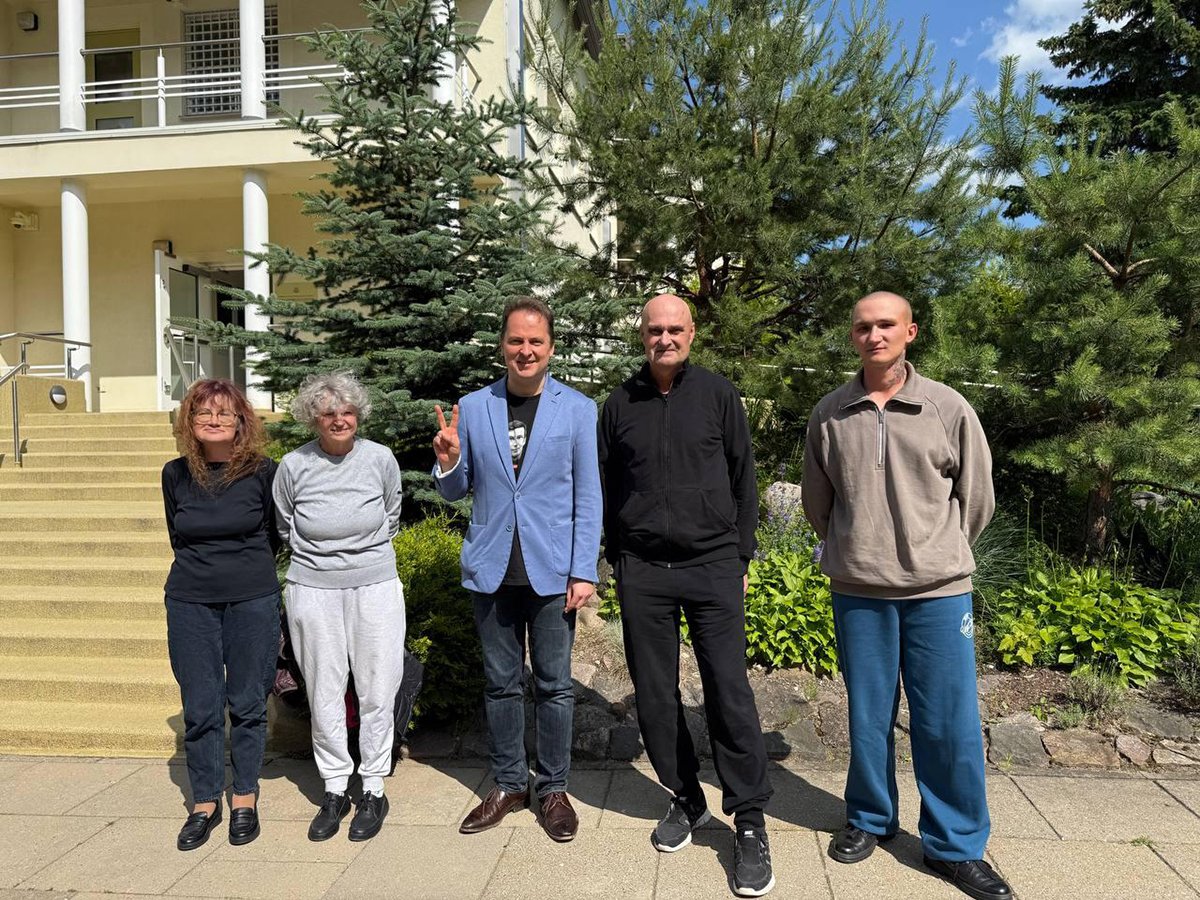 Наталья Дулина, Галина Краснянская, Сергей Шелег и Кирилл Балахонов после освобождения. Фото: Telegram / @tsikhanouskaya