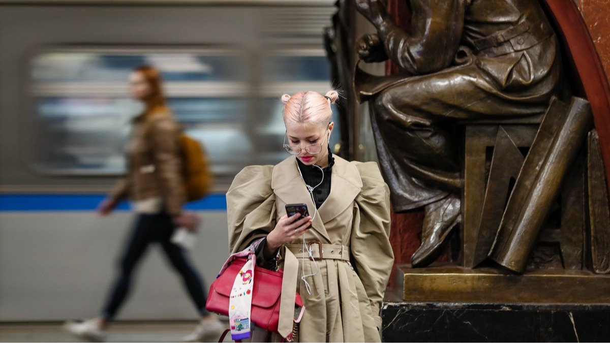 На входе в метро требуют показать телефон. Что делать?