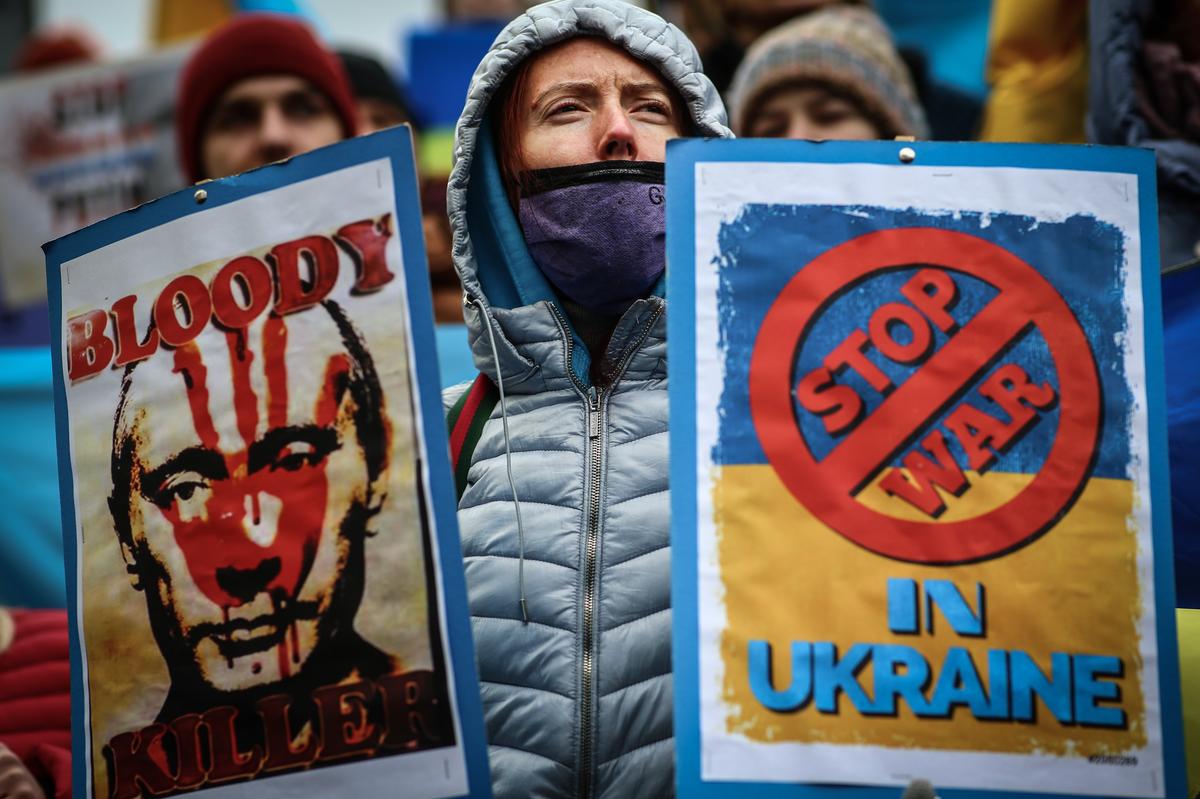 People protest against Russian aggression on Ukraine in Istanbul, Türkiye, 1 March 2022. Photo: EPA / Sedat Suna