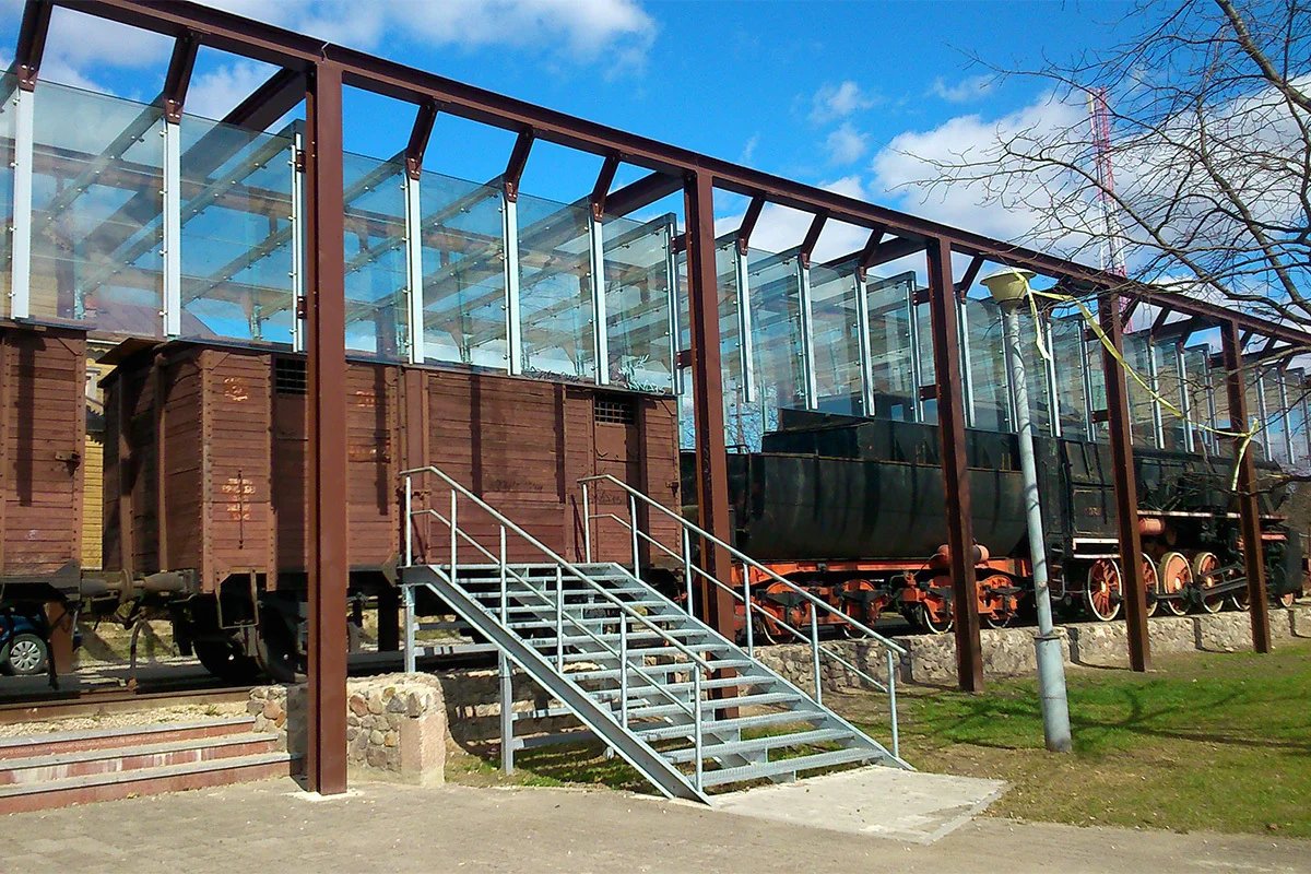 Railway cars used for deportation, photo: ViršuLF / Wikimedia (CC0 1.0 DEED)