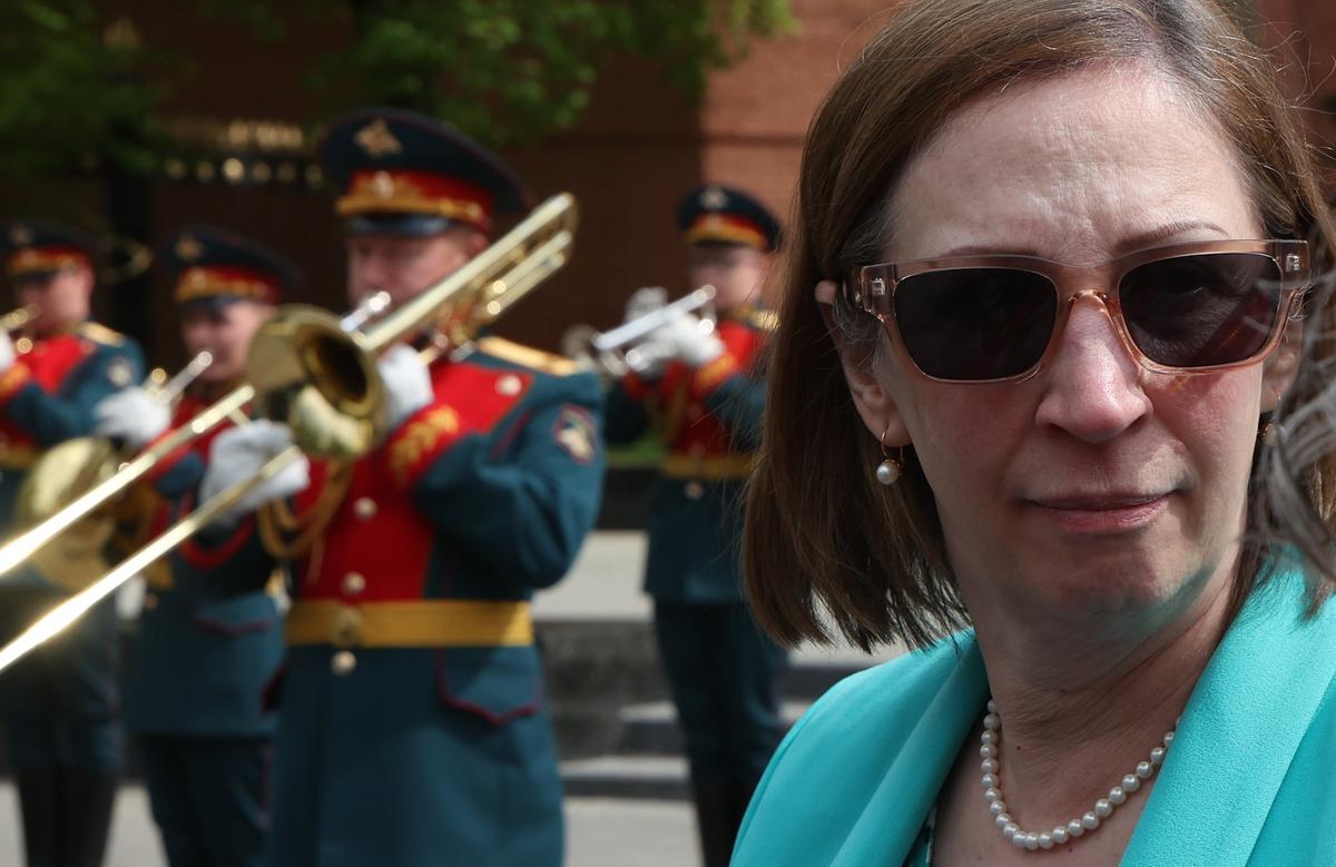 US Ambassador to Russia Lynne Tracy attends a ceremony at the Tomb of the Unknown Soldier ahead of Victory Day celebrations in Moscow, Russia, 25 April 2025. Photo: EPA-EFE/MAXIM SHIPENKOV