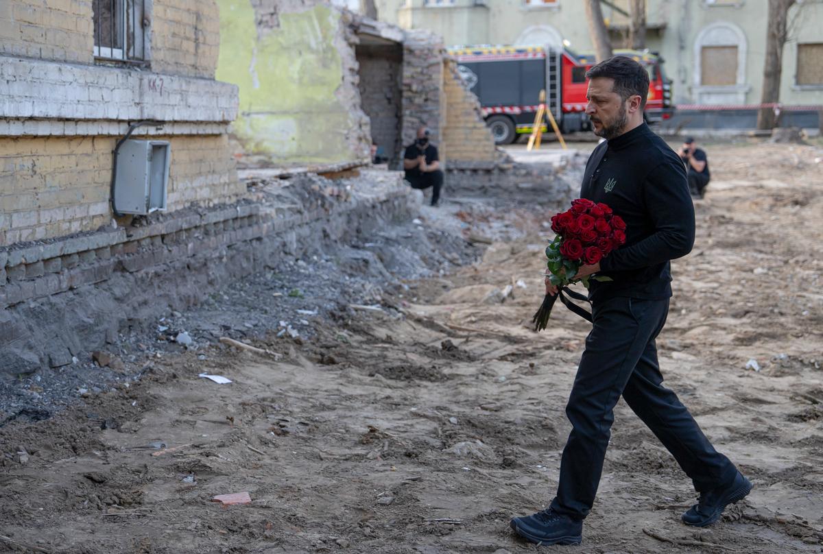 Ukrainian President Volodymyr Zelensky lays flowers at the site of a Russian missile strike on a residential area in Kyiv, Ukraine, 25 April 2025. Photo: EPA-EFE/STRINGER