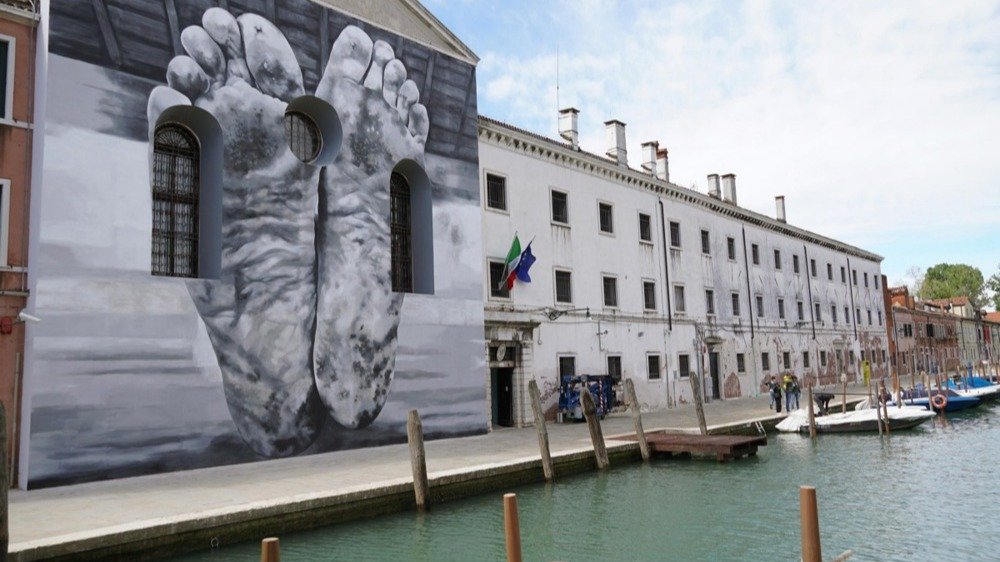 EU threatens to withhold funds for Venice Biennale if Russia is allowed to participate