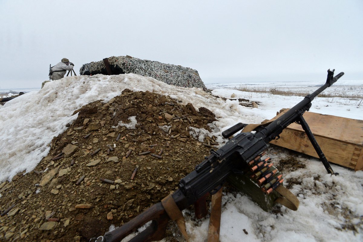 Украинский военнослужащий на позиции в Троицком, Донецкая область, Украина, 1 февраля 2019 года. Фото: Oleksandr Klymenko / Reuters / Scanpix / LETA