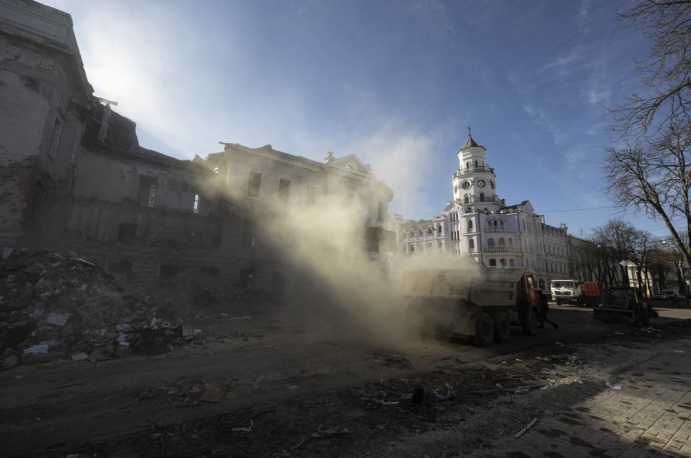 Workers clean debris at the site of a Russian missile strike in Sumy, Ukraine, 15 April 2025. Photo: EPA-EFE/SERGEY KOZLOV