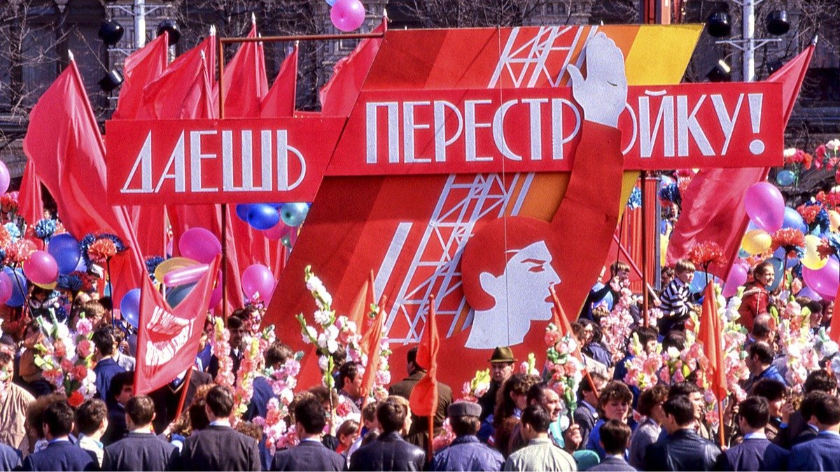 «Каково это — пережить коллапс коммунизма и демократии?»