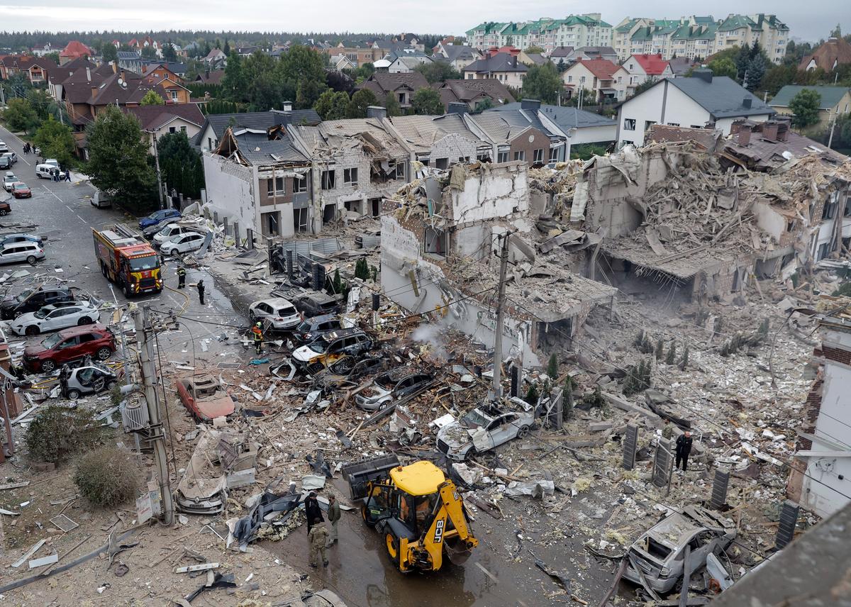 Rubble being cleared following a Russian airstrike on a residential area of Kyiv, Ukraine, 28 September 2025. Photo: EPA / Sergey Dolzhenko