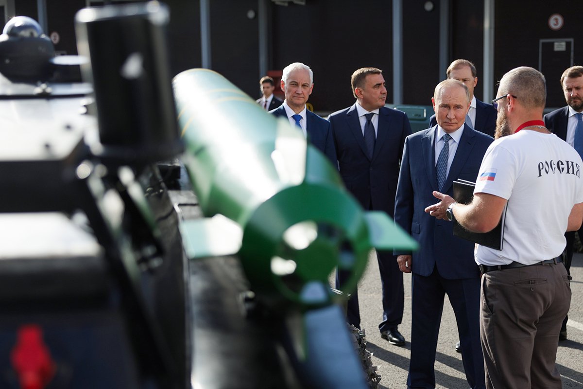Владимир Путин осматривает российские беспилотные летательные аппараты во время своего визита в Центр специальных технологий (ООО «НТЦ») в Санкт-Петербурге, Россия, 19 сентября 2024 года. Фото: Григорий Сысоев / EPA