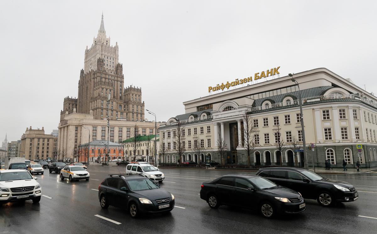 A central Moscow branch of Raiffeisen bank in front of Russia’s Foreign Ministry, 16 March 2023. Photo: EPA / YURI KOCHETKOV