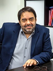 Рустам Курбатов — учитель истории, директор лицея «Ковчег — ХХI». Фото: Центр Смешанного обучения