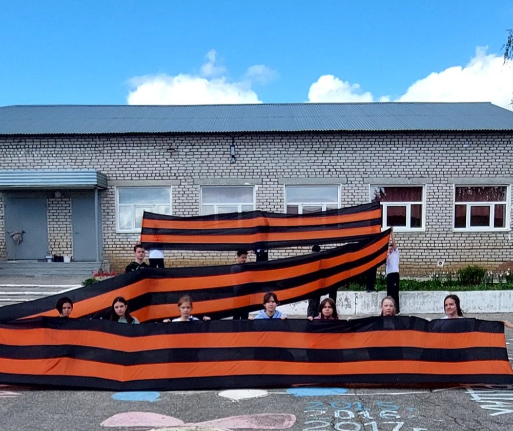 Школьники из Саратовской области во время акции в поддержку российских военнослужащих. Фото: соцсети