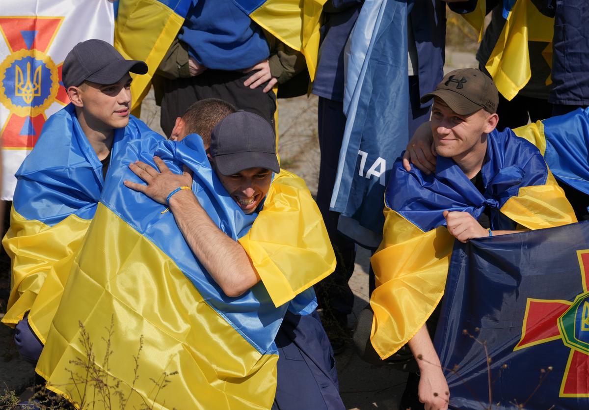 Ukrainian prisoners of war celebrate after being freed from Russian captivity as part of a swap, 14 September 2024 Photo: EPA-EFE