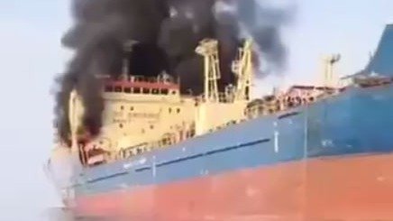 В Ормузском проливе атакованы как минимум три танкера, один из них загорелся