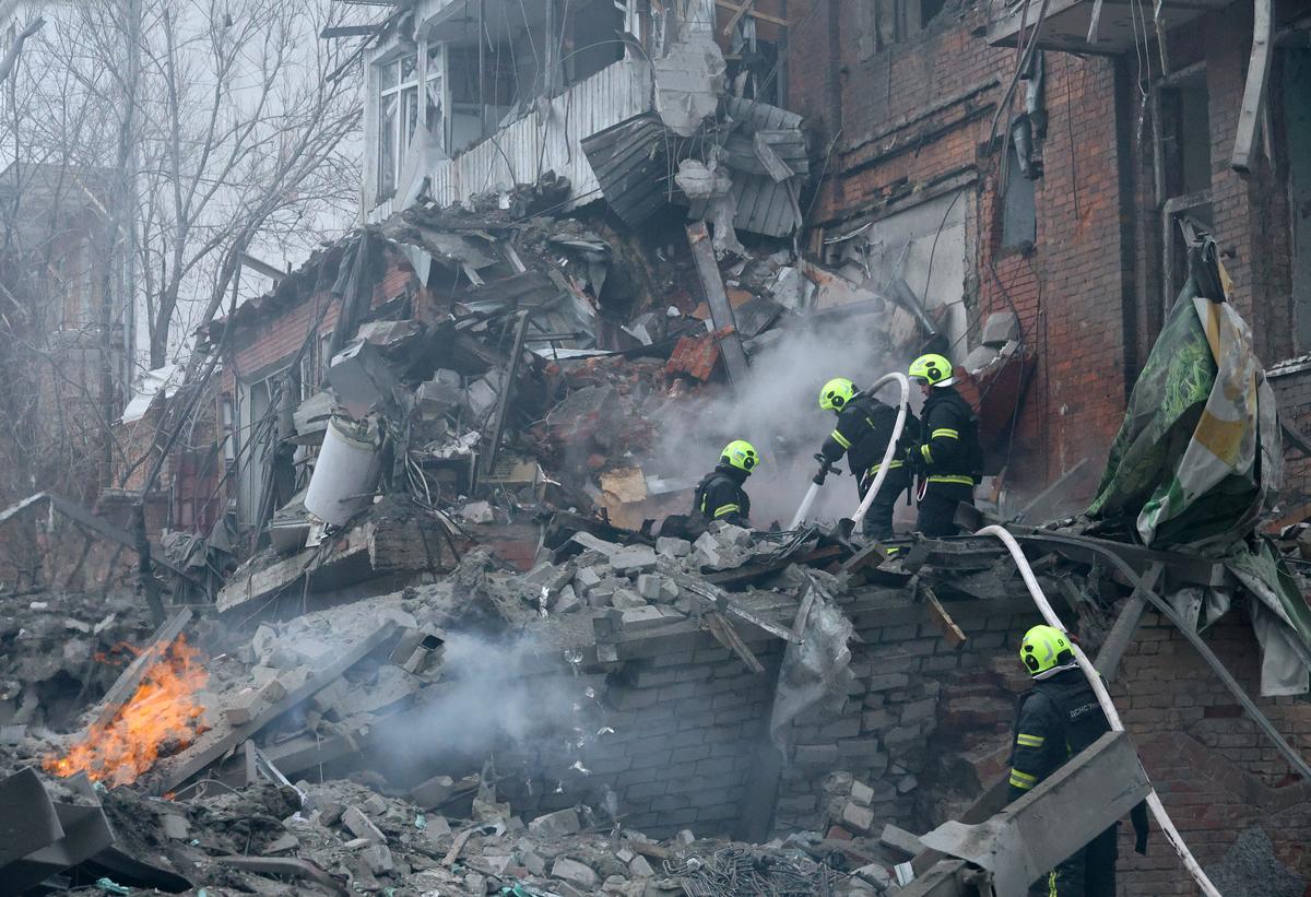 Rescue workers put out fires following a Russian airstrike on a residential area of Kharkiv, northeastern Ukraine, 2 January 2026. Photo: EPA / SERGEY KOZLOV