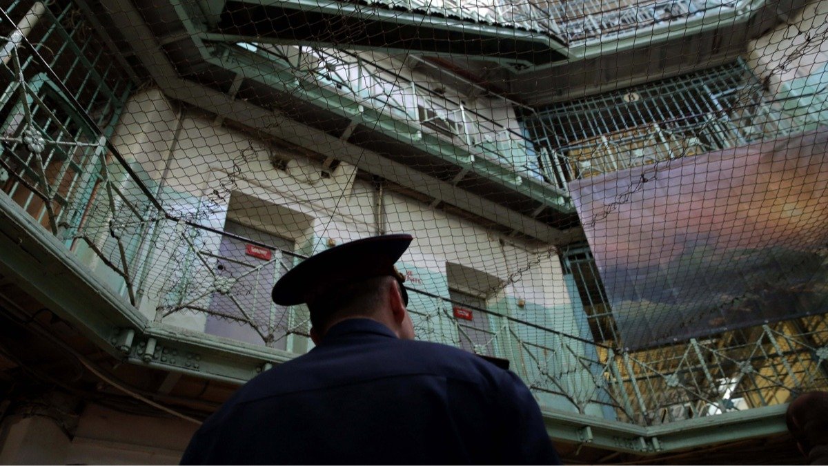 «Даже на вышках манекены ставят»