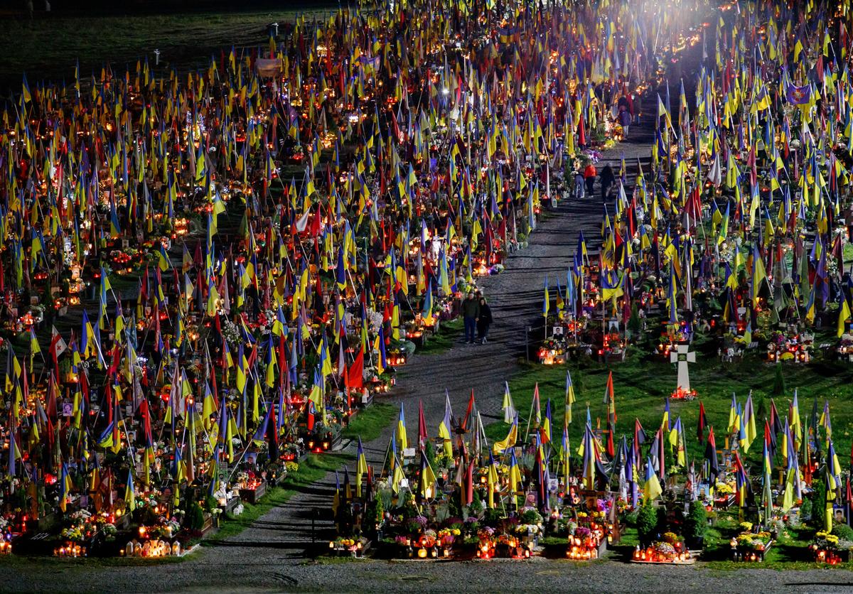 People visit the graves of Ukrainian soldiers killed in the war with Russia at Lviv’s Lychakiv Cemetery, in western Ukraine, 31 October 2025. Photo: EPA / Mykola Tys