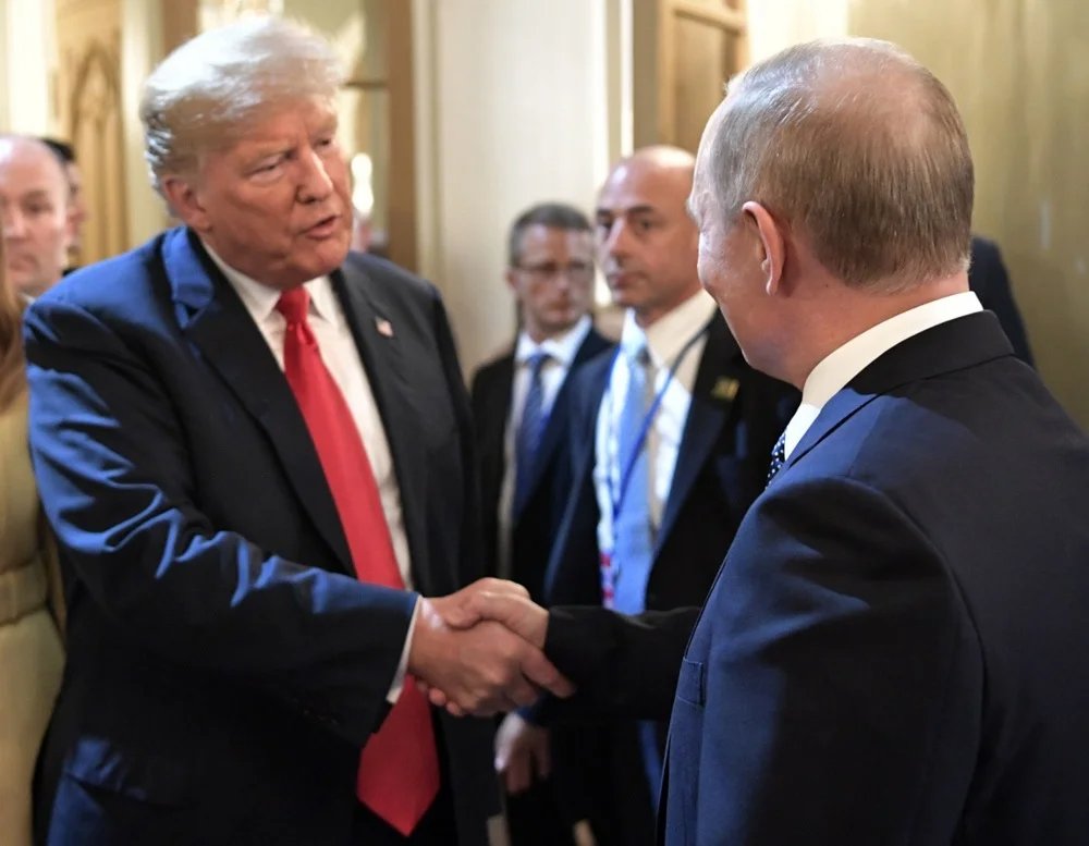 Donald Trump shakes hands with Vladimir Putin after their meeting at the presidential palace in Helsinki, 16 July 2018. Photo: Alexei Nikolsky / EPA-EFE
